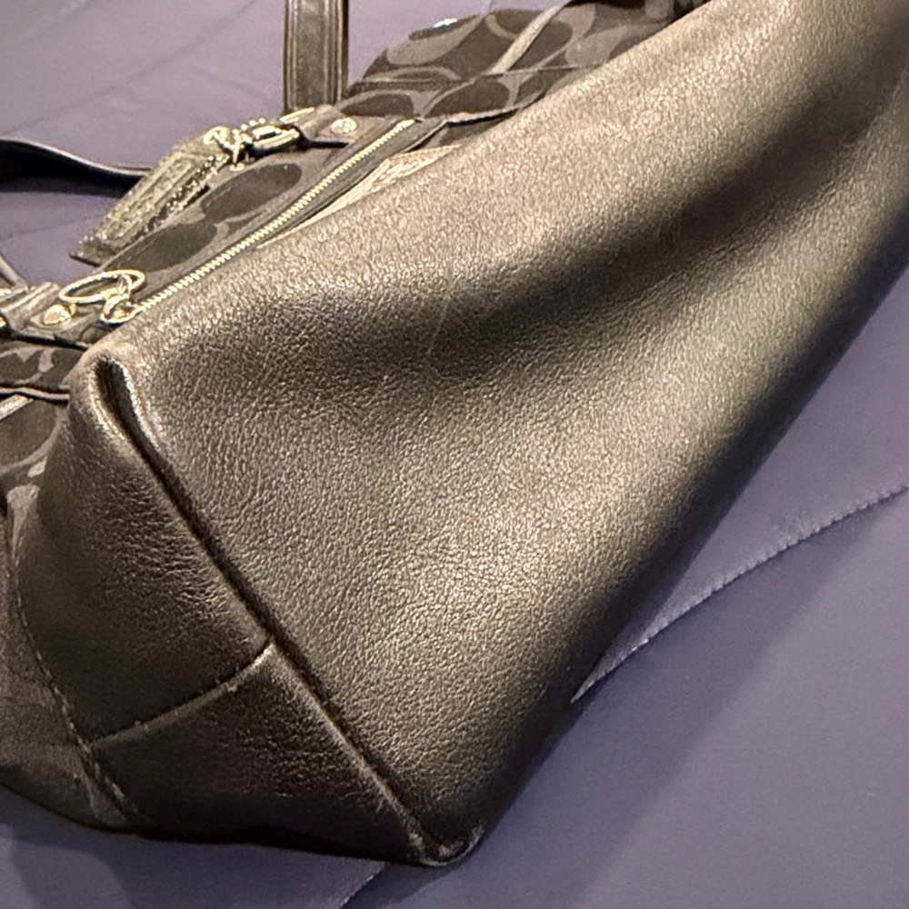 Coach Poppy Tote - Picture 14 of 14